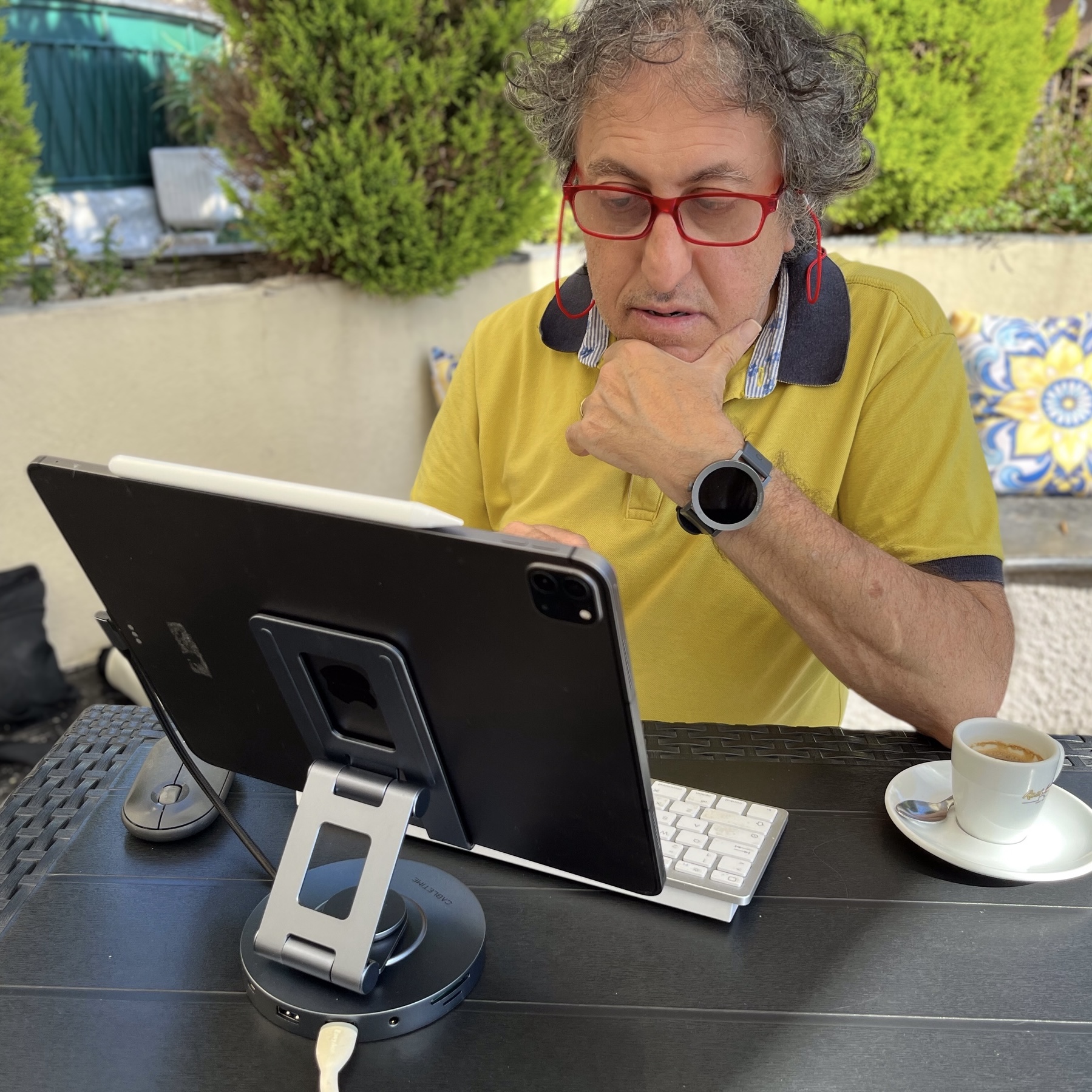 Gennaro De Filippis, esperto videomaker italiano e portavoce LumaFusion, mentre mostra il montaggio video professionale su iPad Pro